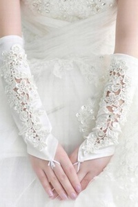 Sucré satin avec l'application ivoire élégantes | gants de mariée modestes