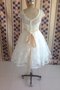 Robe de mariée classique avec manche courte en dentelle avec ruban au niveau de cou - photo 2