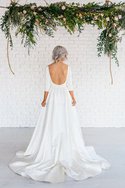 Robe de mariée distinguee romantique de col bateau décolleté dans le dos ligne a