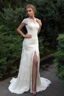 Robe de mariée discrete avec gradins en forme avec décoration dentelle col ras du cou