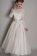 Robe de mariée romantique arrivée au mollet en dentelle avec nœud encolure ronde