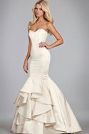 Robe de mariée avec lacets de bustier manche nulle de col en cœur avec gradins