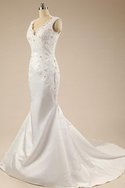 Robe de mariée longue de sirène en satin v encolure décolleté dans le dos