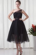 Robe douce seize ligne a d'épaule asymétrique longueur mollet ruché textile en tulle