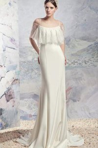 Robe de mariée nature avec chiffon avec fronce en plage avec gradins