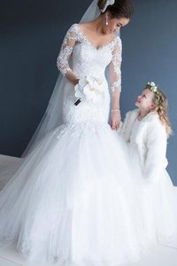 Robe de mariée en tulle onirique d'epaule ecrite avec décoration dentelle naturel