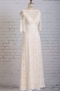 Robe de mariée en dentelle gaine avec ruban col en v foncé ceinture