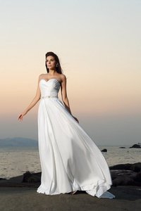 Robe de mariée longue de col en cœur avec sans manches en plage ligne a