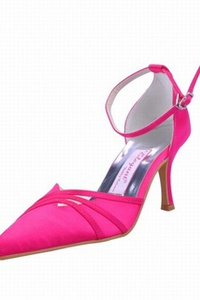 Enchanteur à talons hauts a fine avec chaussures de mariée