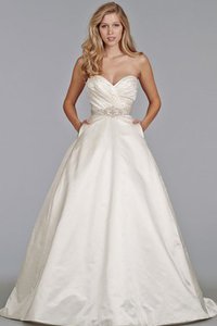 Robe de mariée avec perle col en forme de cœur manche nulle en satin de mode de bal