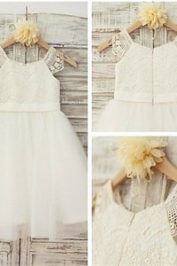 Robe de cortège enfant fermeutre eclair manche nulle ligne a en tulle avec fleurs