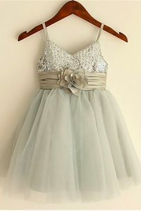 Robe de cortège enfant avec fleurs en tulle ligne a manche nulle bandouliere spaghetti