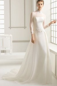 Robe de mariée avec mousseline au bord de la mer a salle intérieure en satin ligne a