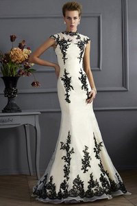 Robe mère de mariée longue de sirène de traîne courte elevé avec zip