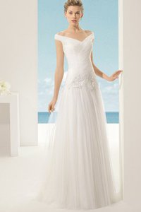 Robe de mariée solennel romantique longueur au ras du sol epaule nue au bord de la mer