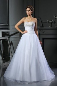 Robe de mariée longue de traîne moyenne en satin avec perle de col en cœur