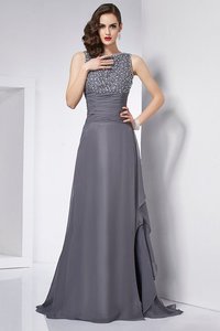 Robe de soirée longue avec chiffon de princesse au niveau de cou avec perle