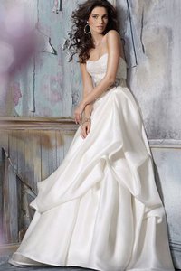 Robe de mariée naturel avec décoration dentelle manche nulle avec fleurs en satin