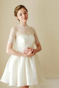 Robe de mariée naturel de col haut en satin avec manche courte avec sans manches