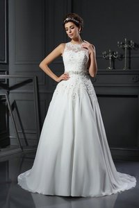 Robe de mariée longue ligne a de col haut avec perle appliques