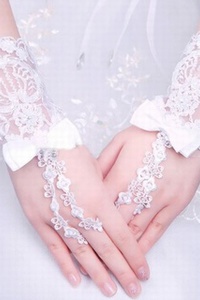 Dentelle avec bowknot blanc chic | gants de mariée modernes merveilleux