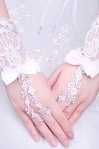 Dentelle avec bowknot blanc chic | gants de mariée modernes merveilleux