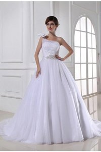 Robe de mariée en tulle avec lacets d'épaule asymétrique de mode de bal avec perle