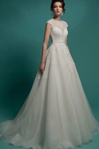 Robe de mariée facile col en bateau avec zip ligne a decoration en fleur