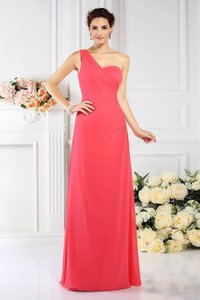 Robe demoiselle d'honneur longue plissé de princesse avec chiffon d'épaule asymétrique