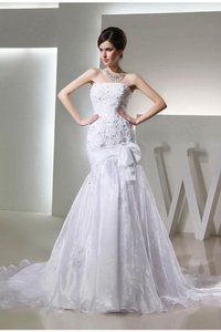 Robe de mariée de sirène de traîne mi-longue manche nulle en organza cordon