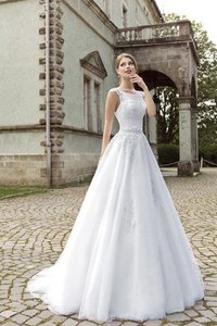 Robe de mariée humble plissé delicat col en bateau manche nulle