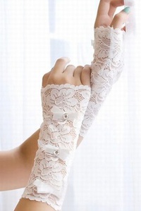 Excellent avec l'application de pointe blancs élégants | gants de mariée modestes