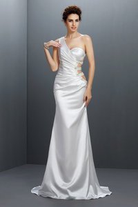 Robe de bal longue de sirène de traîne courte avec perle d'épaule asymétrique