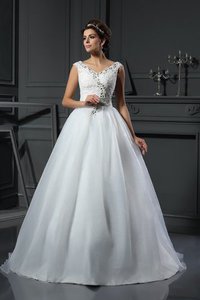 Robe de mariée naturel manche nulle ligne a en organza de traîne mi-longue