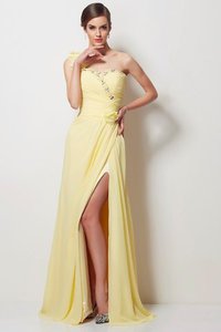 Robe de bal longue de princesse d'épaule asymétrique ligne a avec chiffon