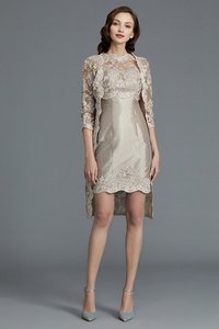 Robe mère de mariée naturel au niveau de genou appliques manche nulle gaine