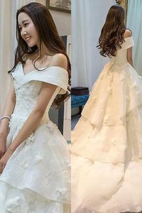 Robe de mariée naturel de traîne moyenne epaule nue manche nulle de mode de bal