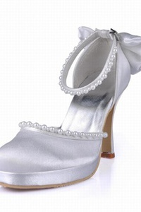 Plus récent haut en satin fin avec la chaussure de mariée rond