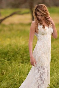 Robe de mariée intemporel luxueux en dentelle de col en v au bord de la mer