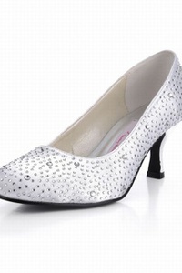 Avant-gardiste avec fine ronde en satin chaussures de mariée