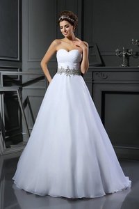 Robe de mariée longue avec perle de traîne moyenne de col en cœur avec sans manches