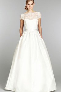 Robe de mariée modeste classique avec ruban en taffetas ruché