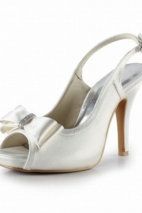 Belle tête de poisson avec haute avec chaussures en satin de mariée rêveur