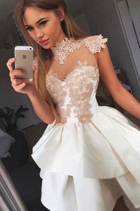 Robe fête de la rentrée ligne a elevé glamour naturel courte