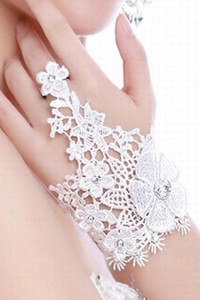 Voyant enfilez des gants blancs modestes chic mariée