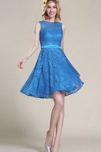 Robe fête de la rentrée romantique bref manche nulle en dentelle de col haut