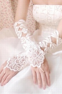 Pétillant satin ourlet de dentelle ivoire élégantes | gants de mariée modestes