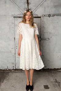 Robe de mariée intemporel sage fermeutre eclair de col bateau en dentelle