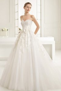 Robe de mariée romantique avec fleurs dans l'eglise de traîne courte salle interne