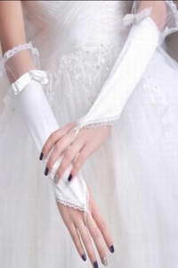 Étourdissant satin dentelle hem blanc chic | gants de mariée modernes